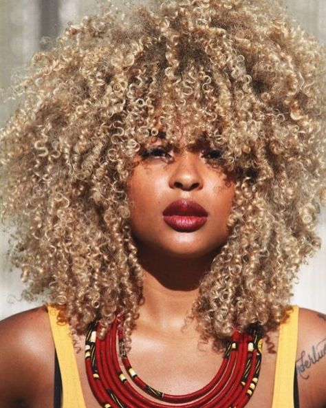 Natural & Happy sur Instagram : « Hot 🔥👌🏾 @iamshadoh . . . . . . . . . . #nappyfrancophones #naturalhairstyle #naturalhairstyles #naturalhairsistas #naturalhairsisters… » Yellow Hair Color Ideas, Hair Color Curly, Curls With Bangs, Golden Hair Color, Cute Blonde Hair, Blonde Afro, Yellow Hair Color, Blonde Natural Hair, Blonde Makeup