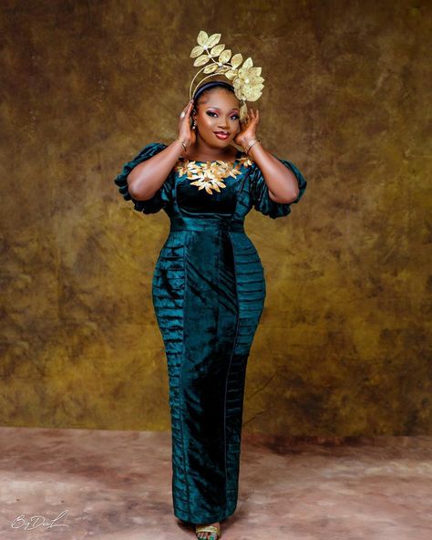 Velvet Dress Designs Fashion, Lace Asoebi, Lace Asoebi Styles, Nigerian Dress Styles, African Gowns, Nigerian Dress, African Attire Dresses, Velvet Dress Designs, Velvet Style