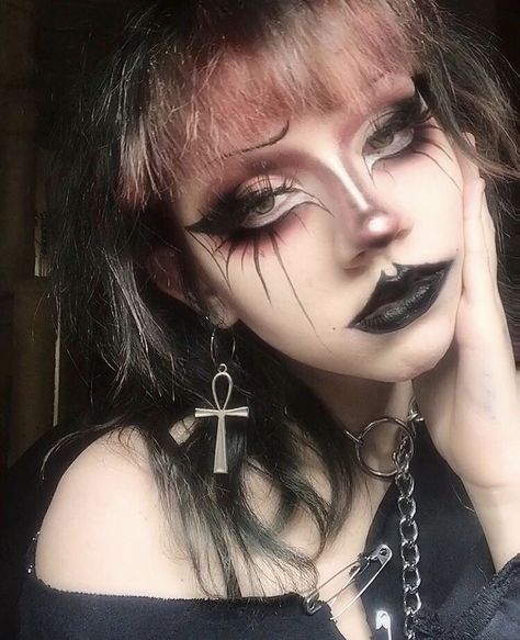 Goth Liner Makeup, Horror Goth Makeup, Gothic Horror Makeup, Gothic Makeup Ideas Eyeliner, Goth Style Makeup, Hot Goth Makeup Looks, Goth Alt Makeup, Alt Emo Makeup, Makeup Inspo Alt