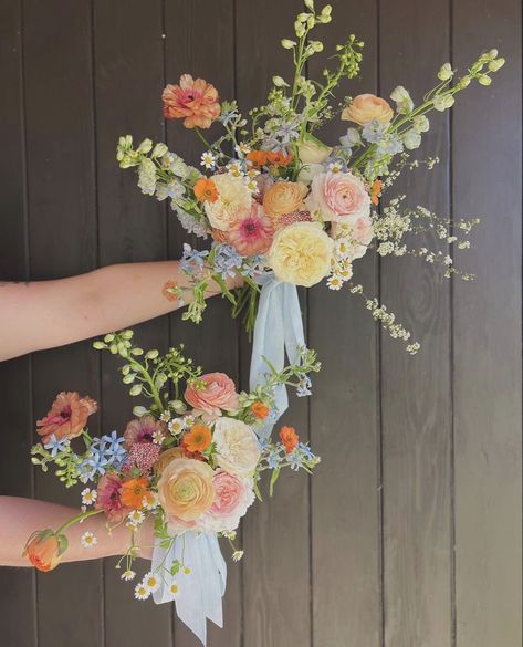 Bright Wedding Theme, Colorful Wedding Decor, Bold Wedding Colors, Wedding Floral Arch, Wildflower Wedding Theme, Vibrant Wedding, Decor Eclectic, Outdoor Wedding Inspiration, Eclectic Wedding