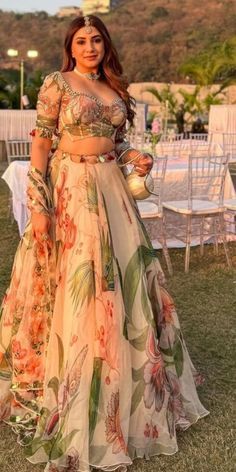 Bridesmaid Reception Outfits, Lehnga For Sister's Wedding, Indian Lehenga Modern, Haldi Look For Bridesmaid, Modern Indian Wedding Outfits Sisters, Mehendi Outfits For Bridesmaid, Sagai Outfit, Aesthetic Lehengas, Floral Indian Outfit