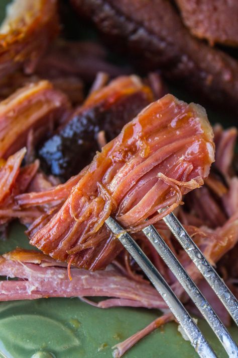 A super easy, 3-ingredient slow cooker holiday ham. The Sriracha gives it a spicy twist but you can leave it out if you want. Ham Slow Cooker, Top Slow Cooker Recipes, Spicy Ham, Slow Cooker Ham Recipes, Holiday Ham Recipes, The Food Charlatan, Slow Cooker Ham, Holiday Ham, Food Charlatan