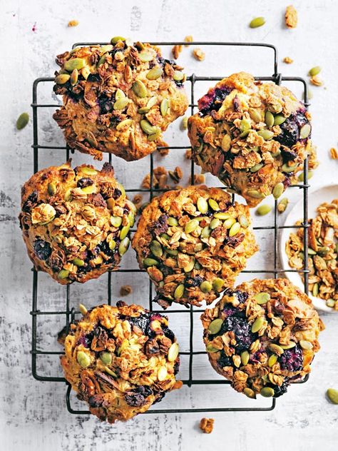 These blackberry, apple and granola muffins are so easy to make and great for on-the-go - delicious! Choc Chip Muffins Recipe, Granola Muffins, Chia Muffins, Donna Hay Recipes, Choc Chip Muffins, Berry Muffins, Donna Hay, Muffin Recipes Blueberry, Desserts Vegan