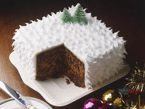 How to Ice a British Christmas Cake the Easy Way English Christmas Cake Recipe, Xmas Cake Recipes, Christmas Cake Recipe Traditional, Cake Recipes Uk, Traditional Christmas Cake, Christmas Cake Recipe, British Christmas, Christmas Cakes Easy, Cake Frosting Recipe