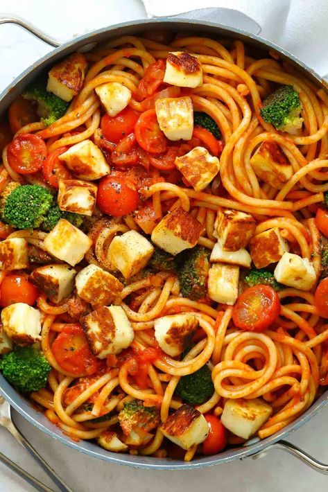 This family-friendly Halloumi Pasta recipe takes just 15 minutes to throw together, is light on ingredients but big on flavour. No fuss, just satisfaction all round. Vegetarian Recipes Halloumi, 15 Minute Meals Vegetarian, Easy Halloumi Recipes, Halloumi Pasta Recipes, Houllomi Recipes, Halloumi Noodles, Halloumi Meals, Hallumi Recipes Dinner, No Cook Dinner