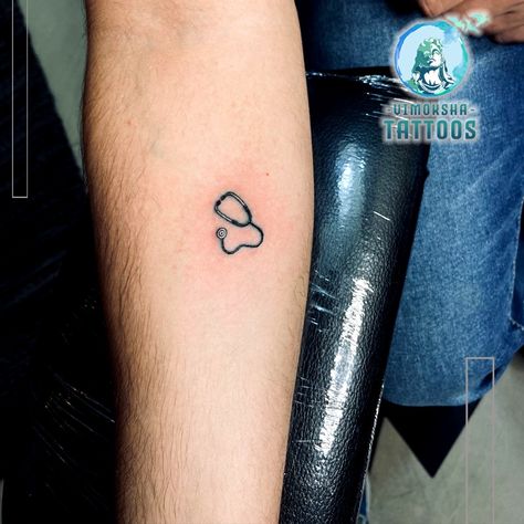 Minimalist tattoo Stethoscope Fine Line Tattoo, Tiny Stethoscope Tattoo, Sthetoscope Tattoos, Simple Nursing Tattoos, Small Nurse Tattoo Simple, Small Stethoscope Tattoo, Medicine Tattoo Ideas, Medicine Tattoo, Stethoscope Tattoo