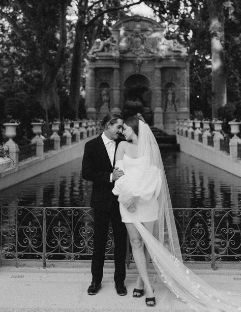 Hannah Brii Photography, elopement, Paris elopement, France elopement, Paris wedding Paris France elopement, italy elopement, italy wedding, Lake Como wedding, Amalfi coast wedding, 2023 wedding trends, wedding trend, short wedding dress, AIR BNB elopement, elopement in Europe, vibey elopement, garden wedding, garden wedding ideas, Luxembourg gardens, elopement inspiration, bride and groom photos Elopement Italy, France Elopement, Wedding Lake Como, Gardens In Paris, 2023 Wedding Trends, Elopement Venues, Dramatic Veil, Garden Elopement, Paris Engagement Photos