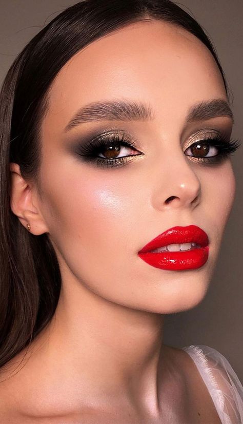 Dark Red Lipstick Makeup, Bridal Makeup Red Lips, Red Lipstick Makeup Looks, Lipstick Dark Red, Red Lips Makeup Look, Gold Smokey Eye, Perfect Red Lips, Red Lipstick Makeup, Black Smokey Eye