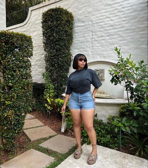 Bermuda Shorts Outfit Midsize, Trendy Mid-rise Denim Bermuda Shorts, Black Mid-thigh Streetwear Shorts, Shorts Midsize, Recreating Pictures, Summer Vacation Button-up Shorts, Bum Shorts, Girly Summer Outfits, Sewing Photography