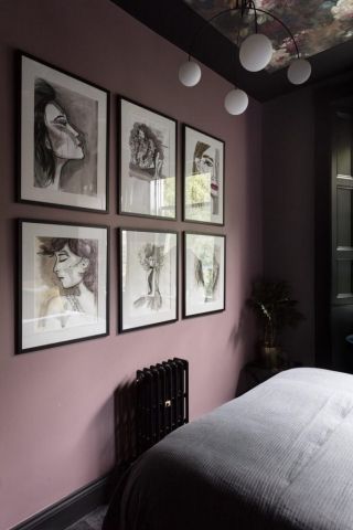 Dark Purple Living Room, Purple Bedroom Aesthetic, Mauve Living Room, Mauve Bedroom, Green Color Trends, Edinburgh Flat, Luxurious Flat, Boutique Apartment, Spatial Planning