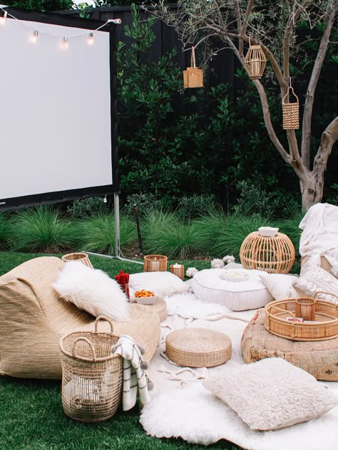 Summer Bucket List // Backyard Movie Night - Andee Layne Backyard Movie Party, Movie Night Decorations, Outdoor Movie Night, Movie Night Birthday Party, Birthday Picnic, Backyard Movie Nights, Backyard Picnic, Outdoor Cinema, Picnic Inspiration