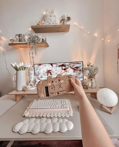 Beige Gaming Setup, Bureau Aesthetic, Cosy Gaming, Work Cubicle Decor, Computer Space, Art Bedroom Ideas, Cat Room Decor, Cozy Gamer, Cozy Games