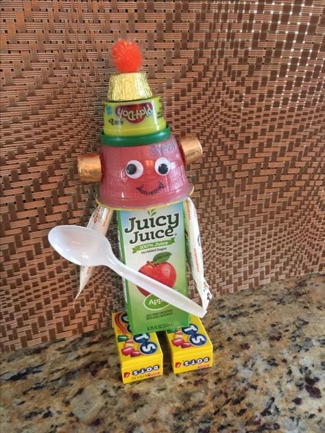 Juice Box Robot Birthday Treats, Valentines Treats For Kids, Kids Candy Crafts, Juice Box Robot, Robot Crafts, Classroom Birthday Treats, Easy Valentines Snacks, Breakfast Like A King, Box Robot