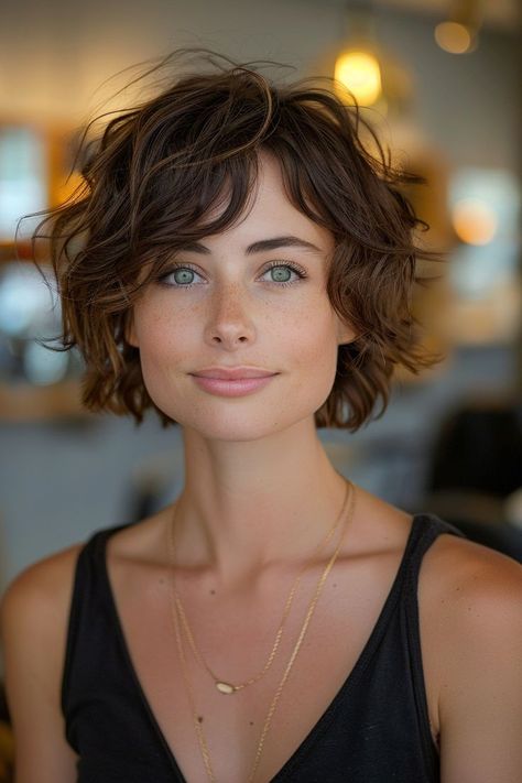 chic wavy bob with soft layers Short Wavy Haircuts, Long Pixie Hairstyles, Thick Wavy Hair, Wavy Haircuts, Long Pixie, Short Wavy Hair, Trendy Short Hair Styles, Short Bob Hairstyles, Pixie Hairstyles