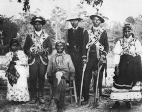 3. Taken in 1908, a group of Mississippi Choctaw Indians pose in their traditional clothing. Choctaw Tribe, Choctaw Indian, Choctaw Nation, Aboriginal American, Indian Legends, American Indian History, Native American Clothing, Black Indians, America Latina