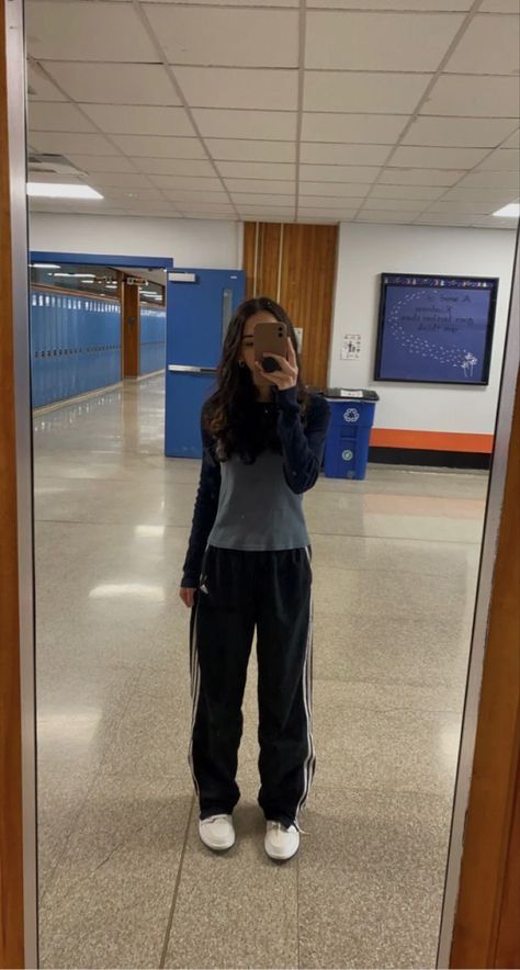 Outfit Ideas Track Pants, Brandy Melville Cargo Pants Outfit, Outfits Brandy Melville Style, Adidas Clothes Aesthetic, Brandy Kim Pants Outfit, Ahs Style Y2k, Adidas Track Pants Outfit Aesthetic, How To Style Adidas Pants, Outfits With Black Sweats