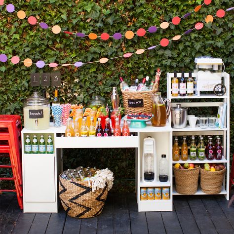 What's on your registry? Check out 15 must-have items for the ultimate beverage station. Wedding Drinks Reception, Diy Outdoor Weddings, Beverage Station, Diy Wedding Reception, Fiesta Tropical, Diy Drinks, Drink Station, Party Bars, Outdoor Wedding Reception