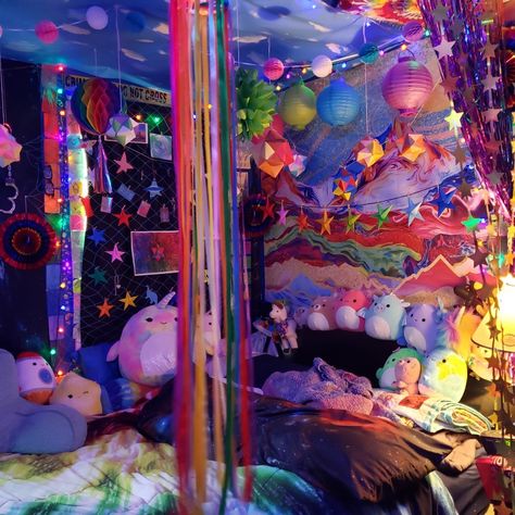 Dreamcore Bedroom Ideas, Weird Core Room Ideas, Clowncore Room Ideas, Clowncore Room Decor, Werid Core Bedroom, Clowncore Bedroom, Weirdcore Room Ideas, Scenecore Bedroom, Kidcore Room Decor