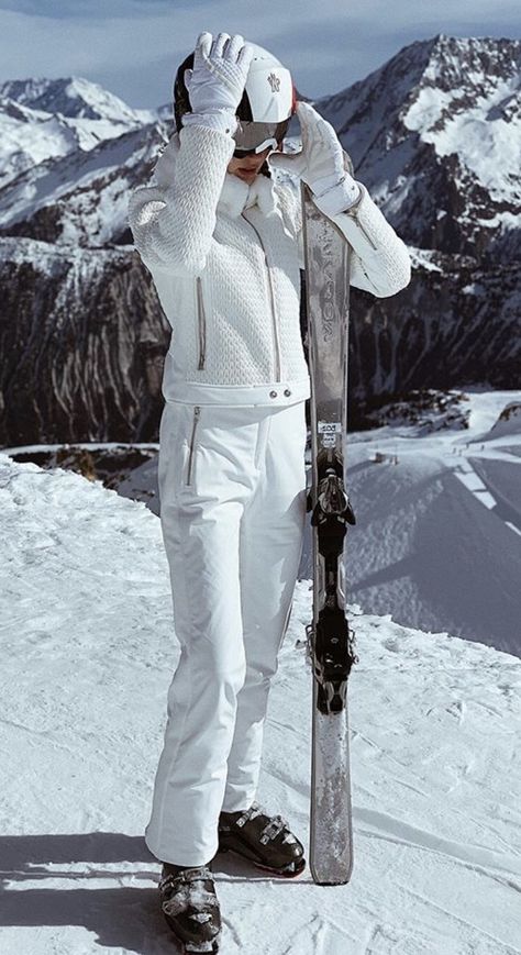 Skiing Photoshoot, Snowboard Outfit, Ski Trip Aesthetic, Ski Photos, Mode Au Ski, Ski Fits, Ski Trip Outfit, Mountain Photoshoot, Skiing Aesthetic