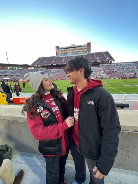 Snow Football Game Outfit, College Couples Aethstetic, Football Game Outfit Men, Couple At Football Game, College Couple Aesthetic, Winter Football Game Outfit, Fnl Fits, University Couple, College Couple