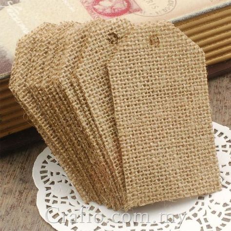 You will receive sets of burlap tags and jute twine in the lot size of your choice.  The burlap tags are individually laser cut to preserve precision and measure approximately 85 mm x 50 mm (8.5 cm x 5 cm, 3.3" x 2"). The edges are individually treated to prevent fraying. It comes with untied jute twines which measure Card Diy Ideas, Christmas Card Diy, Desain Merek, Burlap Projects, Tags Diy, Burlap Bags, Jute Crafts, Handmade Packaging, Craft Christmas