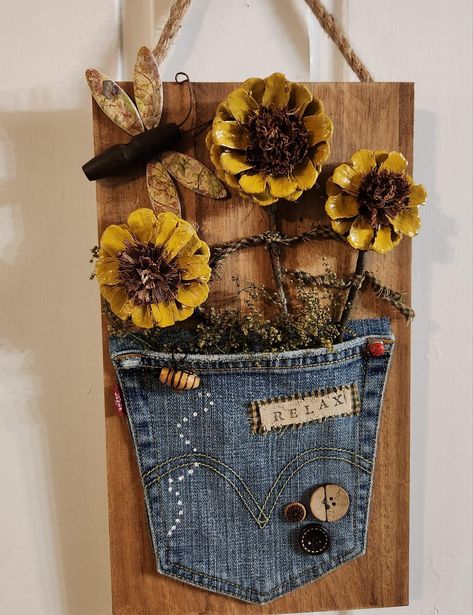 Thanksgiving Candy Crafts, Fouth Of July Crafts, Pine Cone Flower Wreath, Pocket Craft, Sunflower Crafts, Pine Cone Art, Denim Crafts Diy, Craft Booth Displays, Blue Jeans Crafts