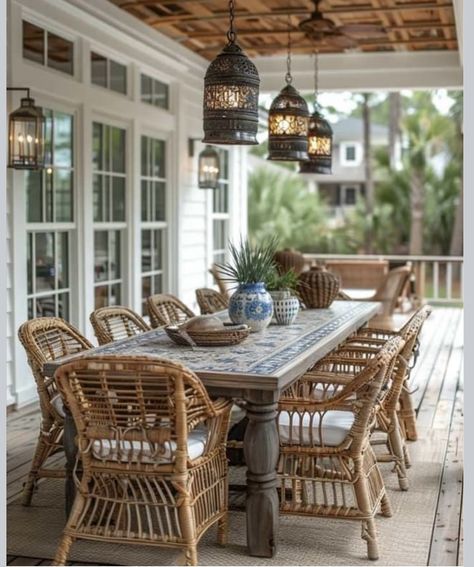 Mountain Porch, Farmhouse Patio Ideas, Southern Bungalow, Patio Pergola Ideas, French Country Patio, Decoration Front Porch, Country Patio, Farmhouse Addition, Relaxing Patio