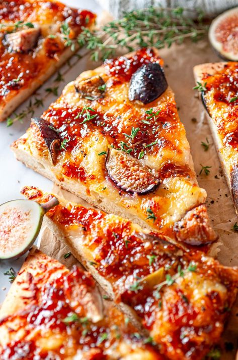 Impress your guests with this easy-to-make cheesy fig brie flatbread! With creamy brie and Italian cheeses, succulent figs, and a crispy flatbread base, this recipe is sure to be a crowd-pleaser. From aberdeenskitchen.com #cheesy #fig #brie #flatbread #pizza #appetizer #dinner #vegetarian #autumn #happyhour #famiyl friendly #recipe Brie Flatbread, Brie Pizza, Fig Brie, Spinach Flatbread, Fig Prosciutto, Pizza Appetizer, Creamy Brie, Crispy Flatbread, Stuffed Pizza