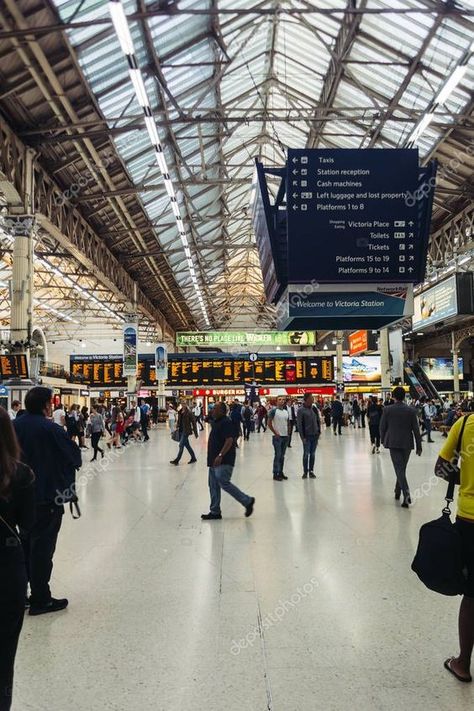 Victoria Station, Victoria London, London Baby, Train Stations, People Walking, Blur Photo, Motion Blur, London Photography, Retro Aesthetic