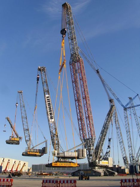 Manitowoc Cranes, Crane Photo, Liebherr Crane, Used Construction Equipment, Mobile Crane, Crane Lift, Crane Machine, Big Machines, Crawler Crane