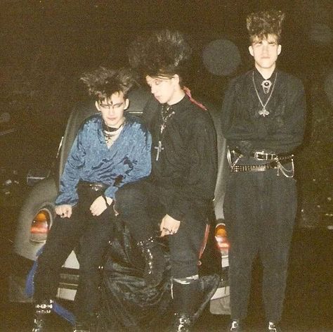 Traditional Goths Masc Goth, 80s Trad Goth Men, Dark Gothic Fashion, Types Of Goth, 80s Goth, Goth Guys, 80s Look, Goth Boy, Arte Punk