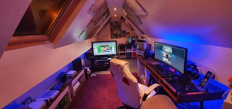 A cozy gaming attic : CozyPlaces Loft Conversion Games Room, Loft Ideas Upstairs, Attic Game Room, Male Living Space, Game Room Ideas, Best Gaming Setup, Small Attic, Game Room Family, Loft Space