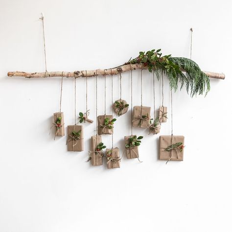 Count down to Christmas with a DIY advent calendar that brings a tiny forest indoors: Navidad Natural, Homemade Advent Calendars, Witch Crafts, Branches Diy, Wood Branch, Simple Christmas Decor, Products Ideas, Diy Advent Calendar, Branch Decor