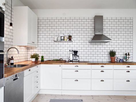 White tiles and black grout are still my dream backsplash for my future non-rental kitchen. I... White Tiles Grey Grout, Grey Subway Tile Kitchen, White Tiles Black Grout, White Subway Tile Kitchen, Subway Tile Backsplash Kitchen, Black Grout, White Kitchen Tiles, White Kitchen Backsplash, Coco Lapine Design