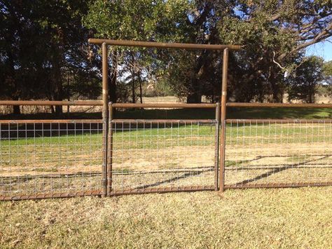 Welding Fence Ideas, Oil Pipe Fence, Pipe Fence Entrance, Pipe Fence Ideas, No Climb Fence, Fence Building, Pipe Fence, Gabion Fence, Ranch Ideas