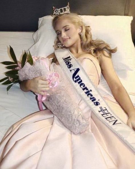 Beauty Pageant Aesthetic, Pageant Aesthetic, Miss Pageant, Americana Aesthetic, Queen Aesthetic, Prom Queens, Miss America, Trailer Park, Blogger Girl