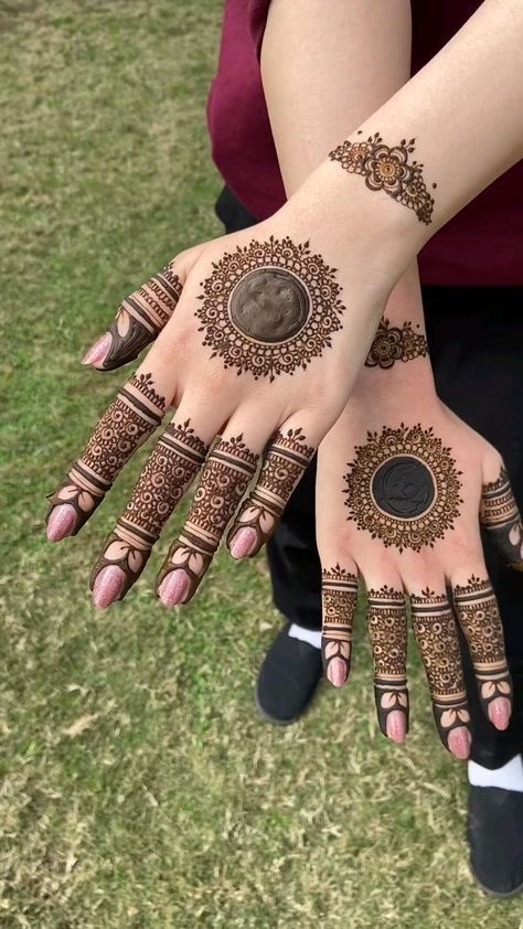 Bracelet Mehandi Design, Mehendi Designs For Short Hands, Bracelet Mehandi Designs, Gol Mehndi, Mehndi Designs For Palm, Henna Palm Designs, Mehndi Designs Palm, Aesthetic Henna, Nikkah Mehndi