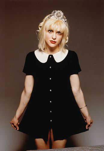 Courtney Love by vestireiscomoyodiga@gmail.com, via Flickr Courtney Love 90s, Classic Style Icons, Hole Courtney Love, Courtney Love Hole, Kurt And Courtney, Riot Grrrl, Courtney Love, 90s Outfit, 90s Fashion Outfits