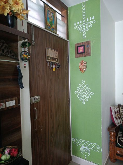 Wall Painting Ideas Indian Art, Rangoli On Wall, Kolam Wall Art, Kolam On Wall, Kolam Wall Decor, Indian Wall Painting Living Rooms, Traditional Wall Art Indian, Cool Wall Paintings, Wall Art Entrance