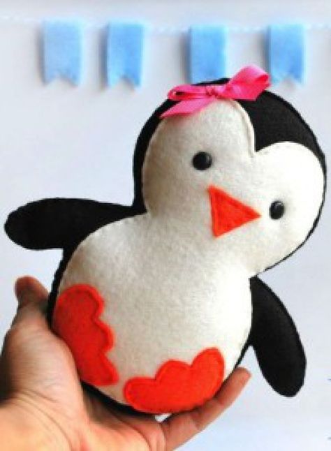 penguin Baby Mobil, Baby Penguins, Felt Patterns, Sewing Toys, Felt Diy, Felt Toys, Felt Christmas, Felt Ornaments, Sewing For Kids