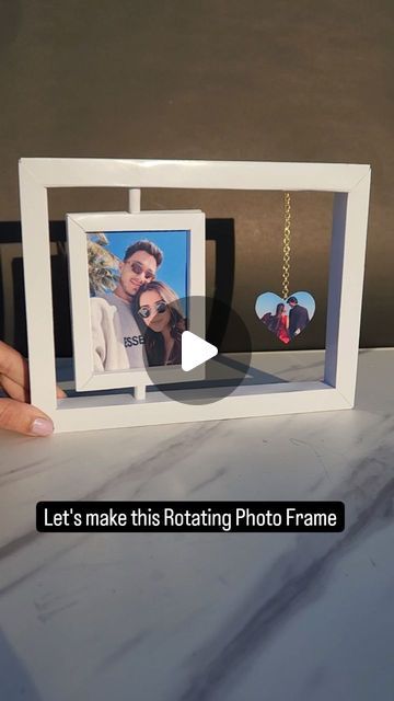 Rotating Photo Frame, Diy Photo Frames, Diy Picture Frames, Instagram Diy, Artist Gifts, January 11, Paper Frames, Diy Frame, Crafts Diy