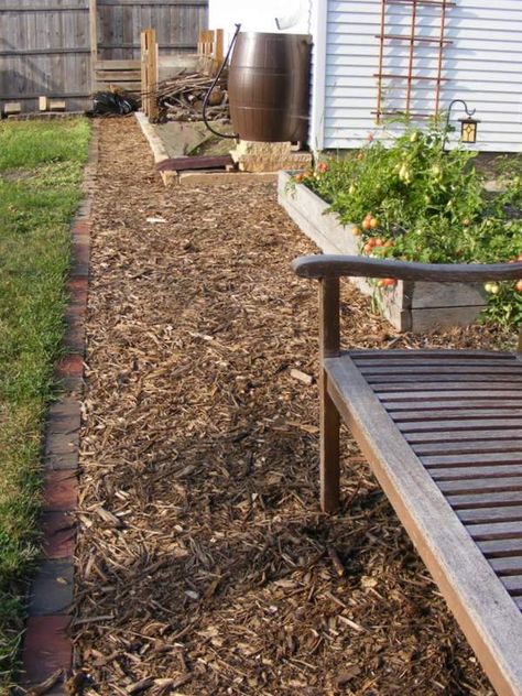 How to build a wood chip path in your garden this spring Wood Chips Landscaping, Wood Chips Garden, Cozy Garden, Backyard Paradise, Backyard Playground, Better Homes And Garden, Wood Chips, Garden Oasis, Garden Pathway