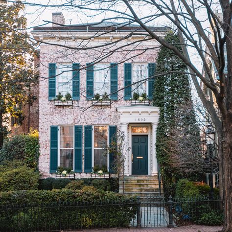 DC Georgetown Pretty House Washington Dc Houses, Best Places To Take Pictures, Washington Dc Photos, Places To Take Pictures, Townhouse Exterior, Amsterdam Houses, Washington Dc Travel, Row House, District Of Columbia