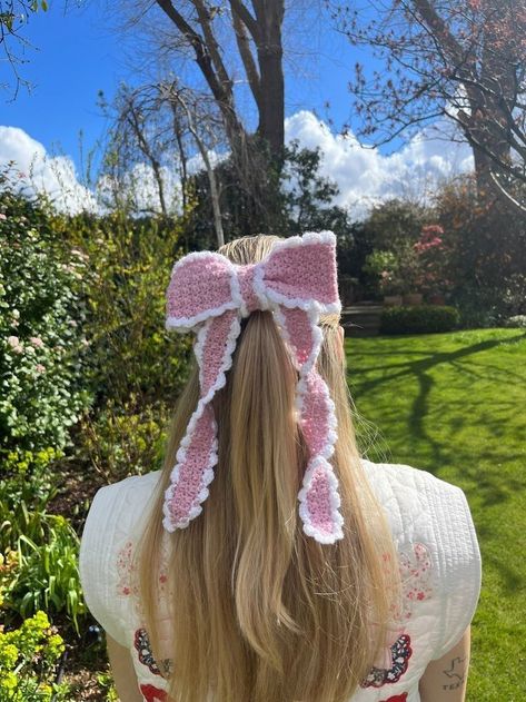 Hair Bow Crochet, Sparkly Crochet, Crochet Hair Bow, Crochet Blocking, Crochet Hair Bows, Bow Crochet, Crochet Gift Ideas, Crochet Sweater Design, Quick Crochet Projects