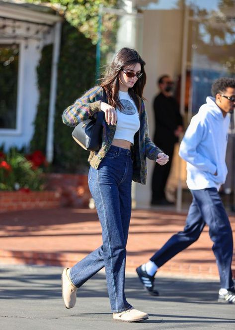 Birkenstock Boston Kendall Jenner, Birkenstock Boston Clog Outfit, Boston Clogs Outfit, Birkenstock Clogs Outfit, Clogs Outfits, Mules Outfit, Boston Outfits, Cold Outfit, Birkenstock Clogs