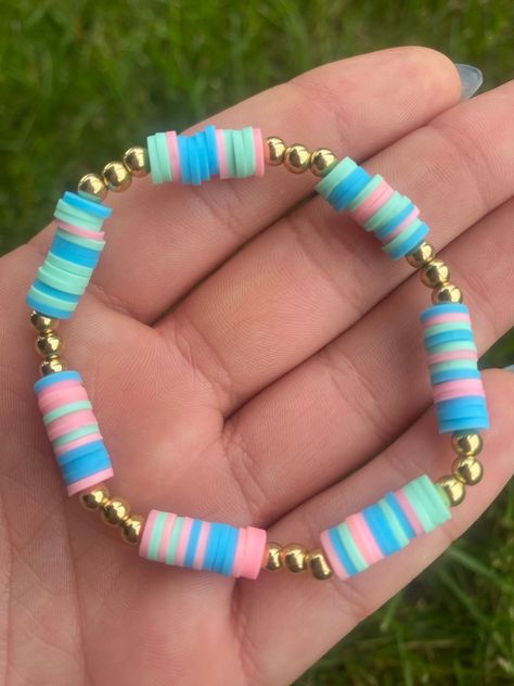 Pink and blue beads with little gold beads. Material is stretchy. Preppy Friendship Bracelets, Braclate Ideas, Bracelet Ideas Clay Beads, Gift Ideas For Artists, Clay Bead Bracelet Ideas, Gifts For Artists, Bracelet Business, Bracelet Stuff, Chevron Friendship Bracelets