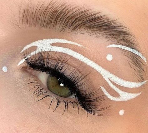 Color Liner Looks, White Graphic Liner Looks, Graffic Liner Black, White Graphic Eyeliner Looks, Simple Grafic Liner, White Graphic Eyeliner Hooded Eyes, Cool Liner Looks, Fun Liner Looks, Graphic White Liner