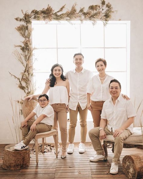 White And Cream Family Photo Outfits, Family Shoot Outfit Ideas Studio, Graduation Family Outfit Ideas, Family Potrait Idea, Simple Family Photoshoot, Family Photo Studio Outfits, Simple Family Photo Outfits, Family Photo Studio Concept, Family Studio Photography Outfits