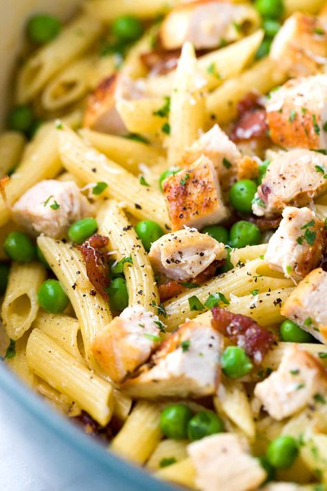 One Pan Chicken Carbonara Penne Pasta- A comforting classic Italian pasta recipe! Tender penne tossed in a luscious parmesan sauce with bacon and peas. | jessicagavin.com Carbonara With Peas, Chicken And Bacon Carbonara, Creamy Chicken Carbonara, Penne Pasta Recipe, Chicken Penne Pasta, Chicken Carbonara Recipe, Penne Pasta Recipes, Pasta Carbonara Recipe, Pasta Alla Carbonara