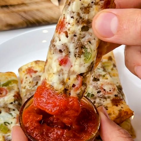 Low Carb Pizza Roll Ups, Keto Pizza Roll Ups, Pizza Roll Ups, Cheese Roll Recipe, Pizza Roll Up, Low Carb Wraps, Pizza Roll, Supreme Pizza, High Protein Low Carb Recipes